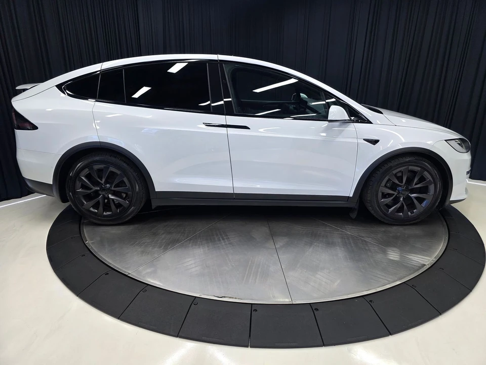 2022 Tesla Model X - Image 12 of 31