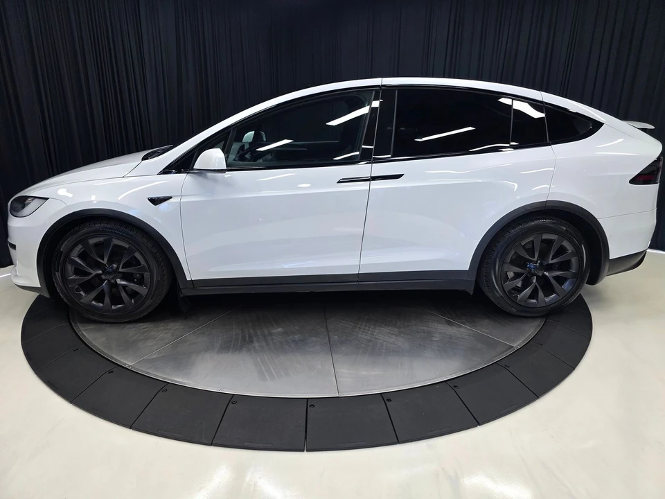 2022 Tesla Model X - Image 8 of 31