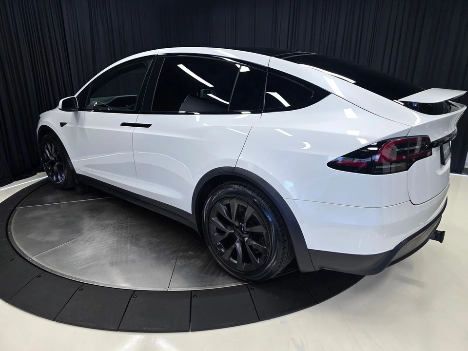 2022 Tesla Model X - Image 9 of 31