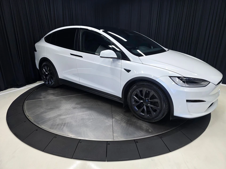 2022 Tesla Model X - Image 13 of 31