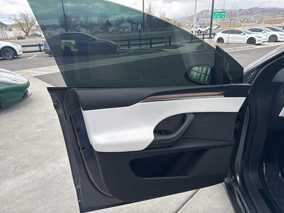 2022 Tesla Model X - Image 11 of 21