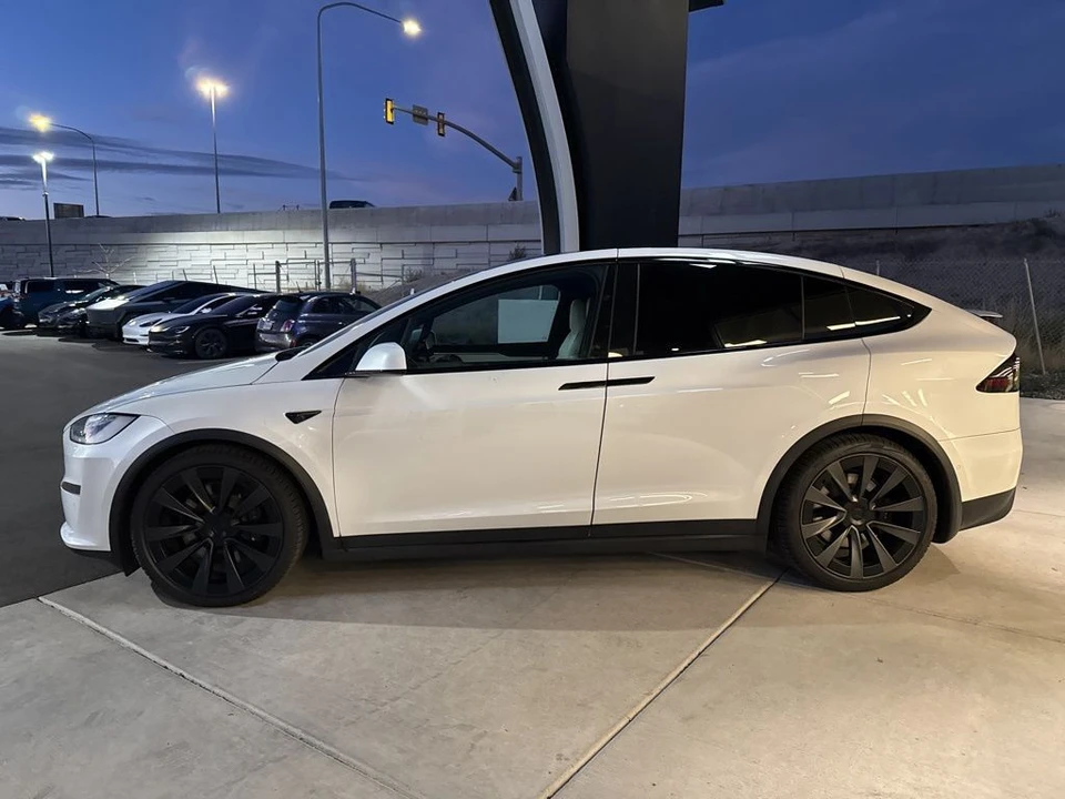 2022 Tesla Model X - Image 4 of 8