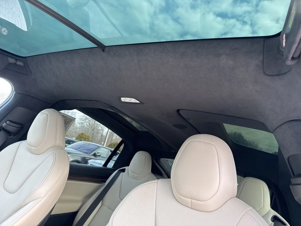 2022 Tesla Model X - Image 11 of 12