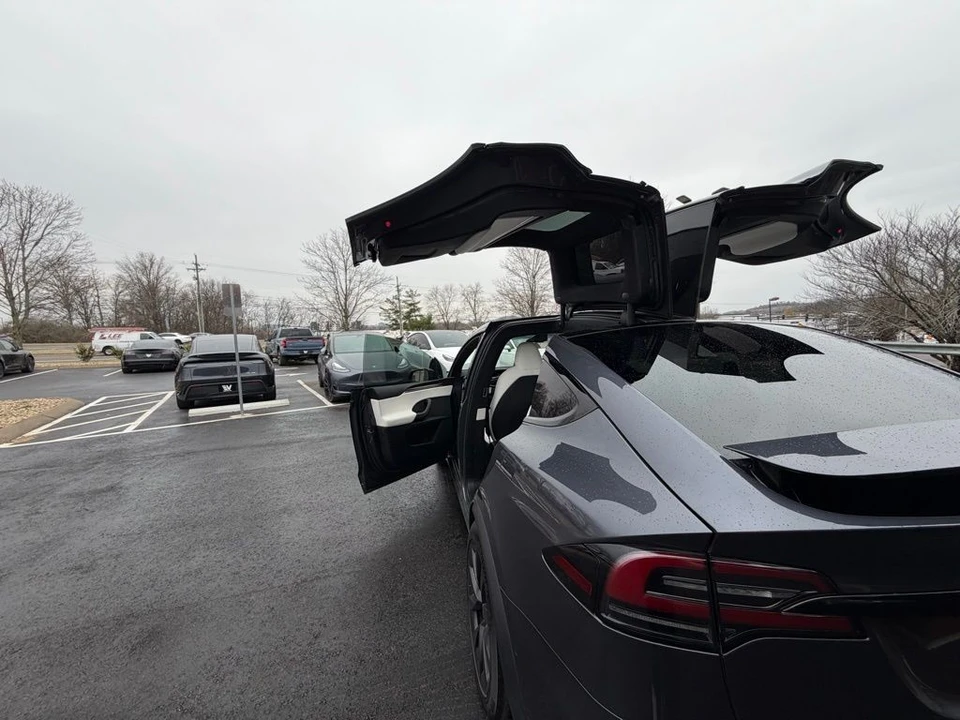 2022 Tesla Model X - Image 10 of 15