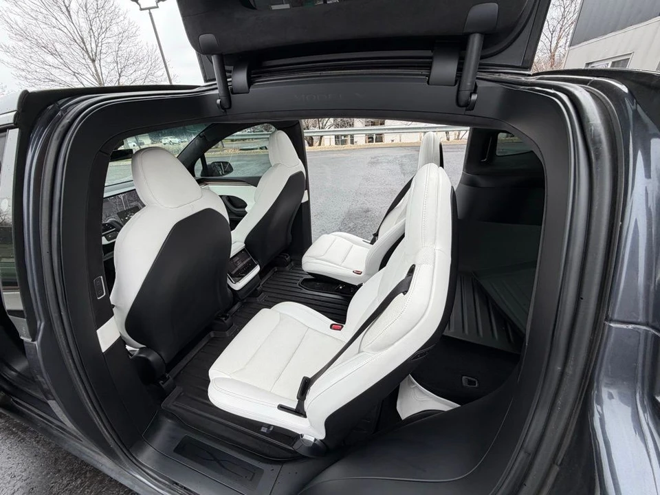 2022 Tesla Model X - Image 9 of 15