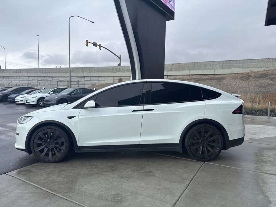 2022 Tesla Model X - Image 5 of 21
