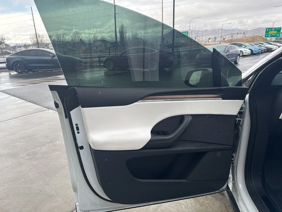 2022 Tesla Model X - Image 10 of 21
