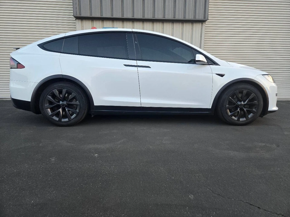 2022 Tesla Model X - Image 9 of 21