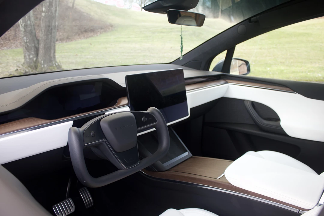2022 Tesla Model X - Image 25 of 31