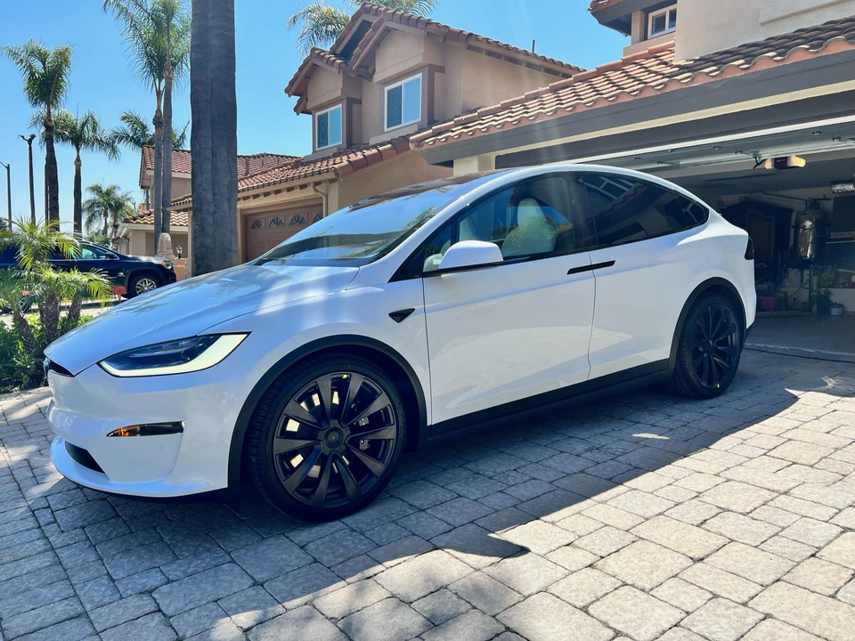 2022 Tesla Model X - Image 9 of 31