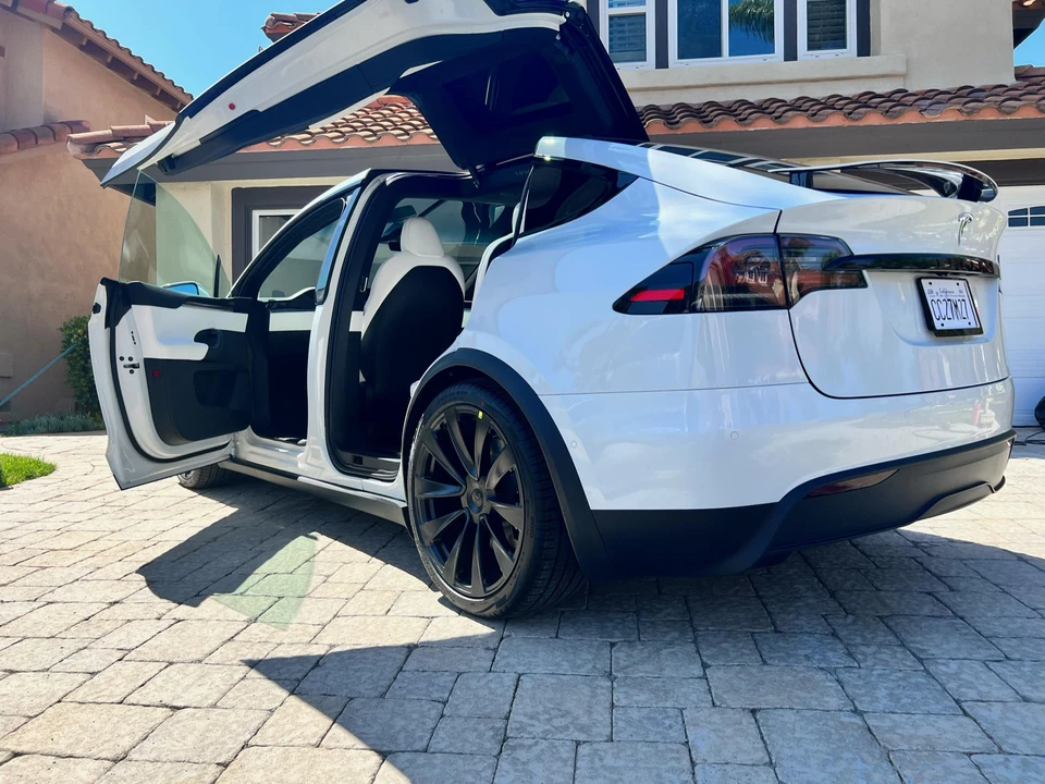 2022 Tesla Model X - Image 28 of 31