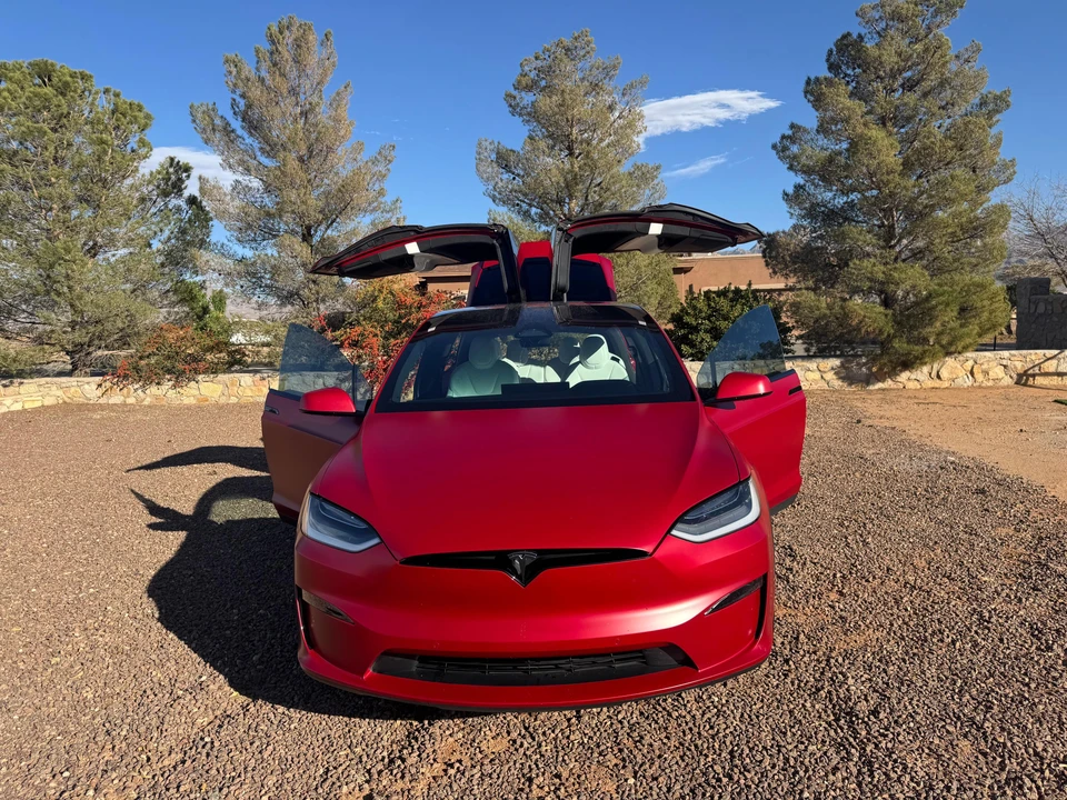 2022 Tesla Model X Plaid - Image 16 of 31