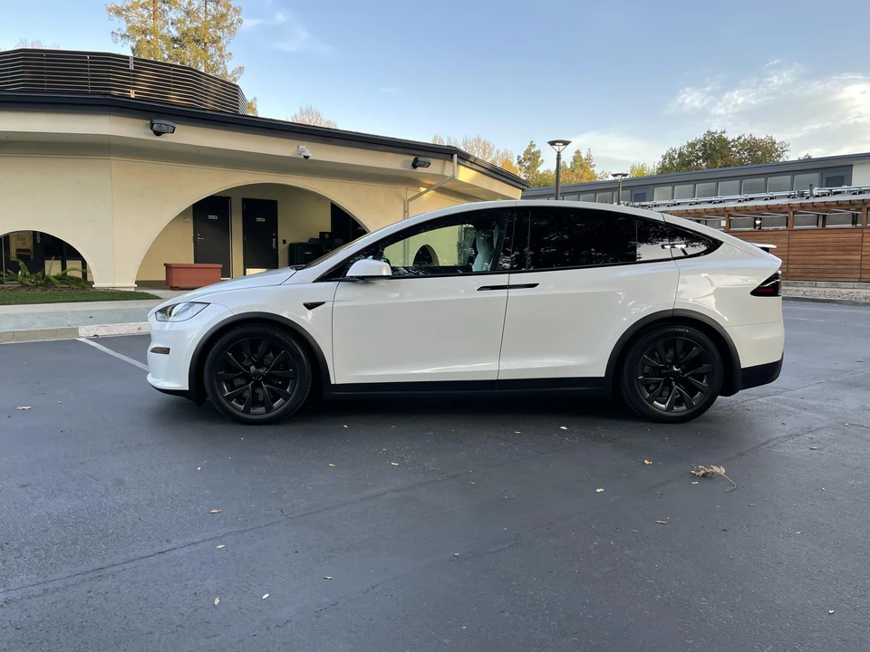 2022 Tesla Model X Plaid - Image 10 of 31