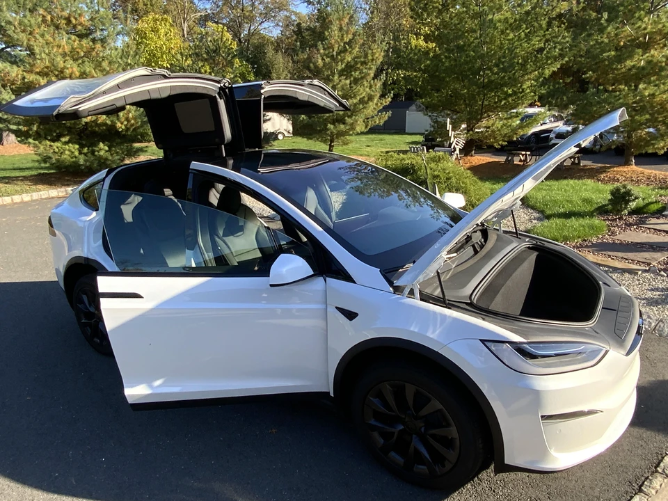 2022 Tesla Model X Plaid - Image 17 of 28