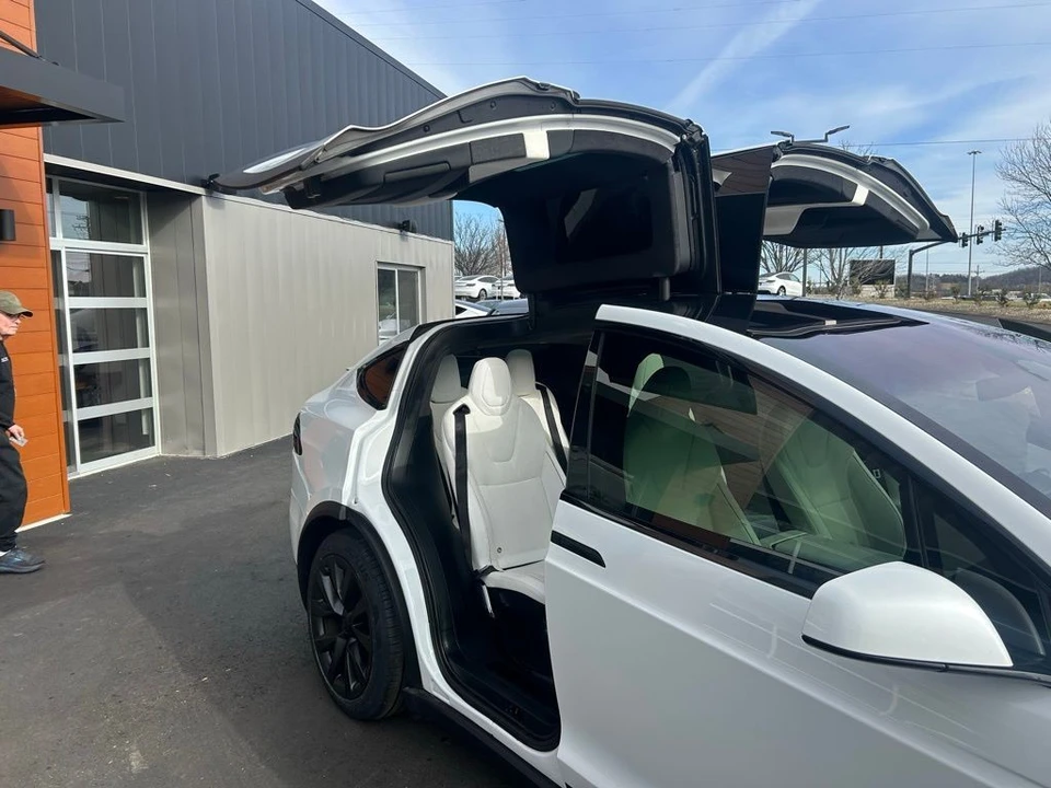 2022 Tesla Model X Plaid - Image 9 of 18