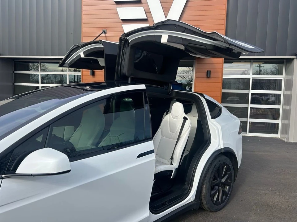 2022 Tesla Model X Plaid - Image 8 of 18