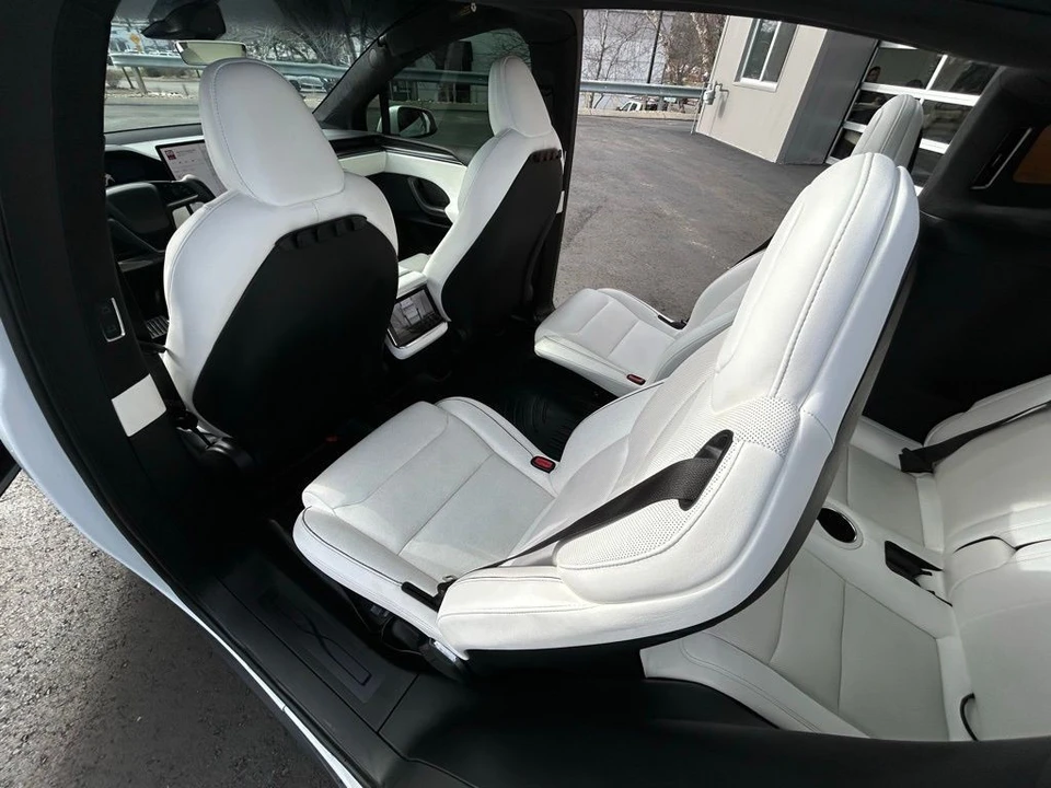 2022 Tesla Model X Plaid - Image 12 of 18