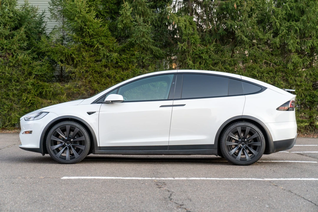 2022 Tesla Model X Plaid - Image 2 of 31