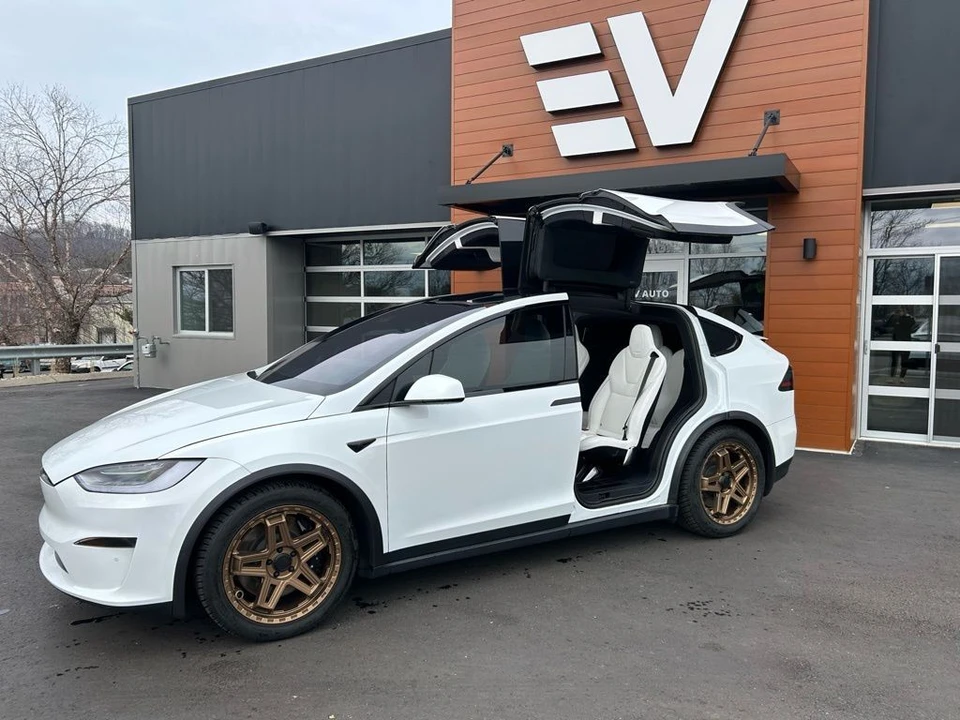 2022 Tesla Model X Plaid - Image 8 of 18