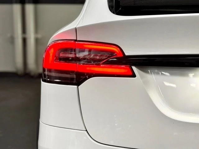 2022 Tesla Model X - Image 14 of 31