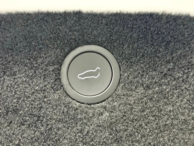 2022 Tesla Model X - Image 17 of 31