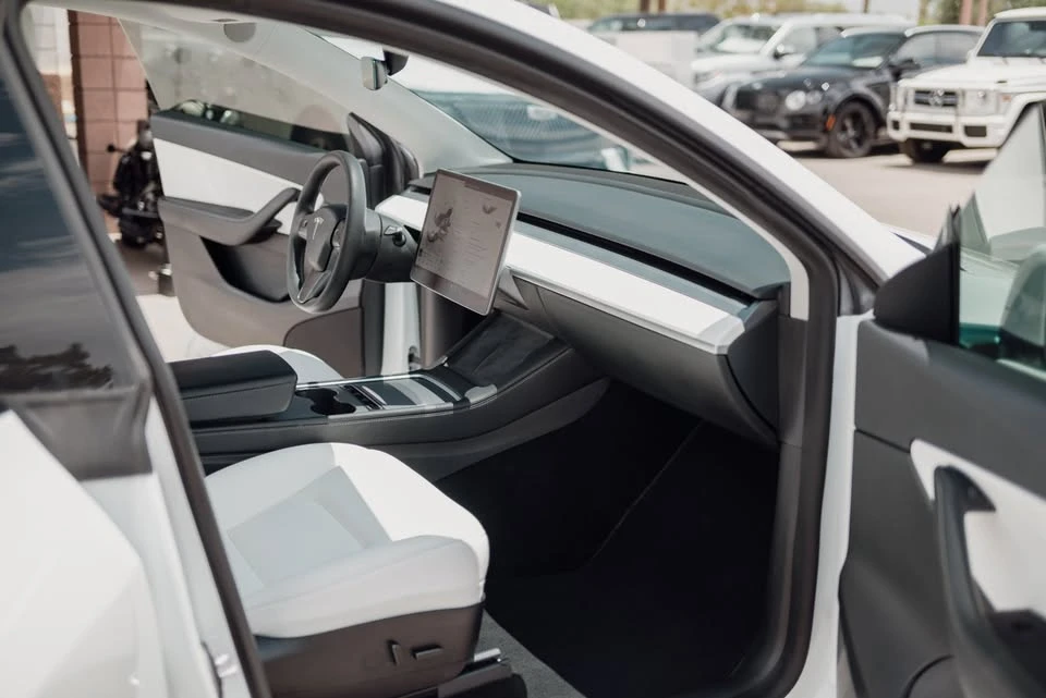 2022 Tesla Model Y - Image 17 of 18