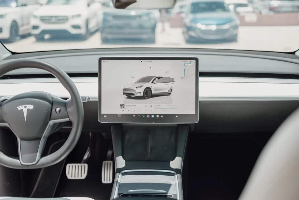 2022 Tesla Model Y - Image 9 of 18