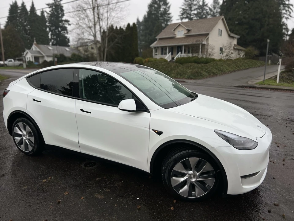 2022 Tesla Model Y - Image 5 of 18