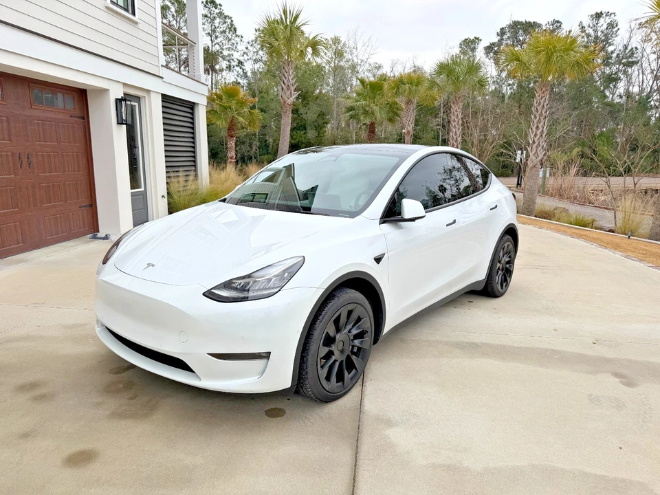 2022 Tesla Model Y - Image 2 of 11