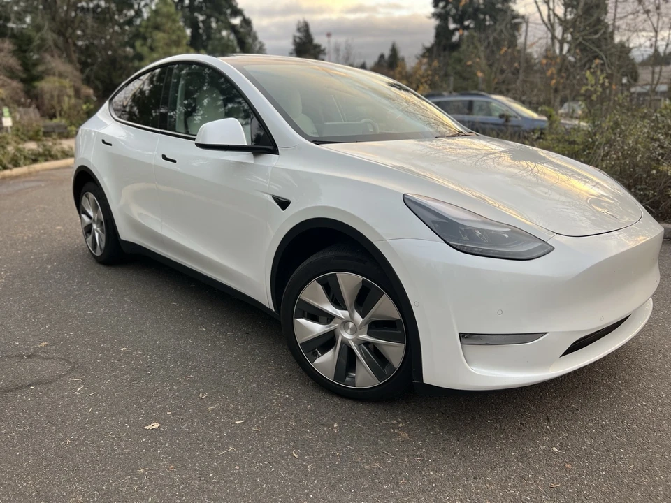 2022 Tesla Model Y - Image 2 of 20