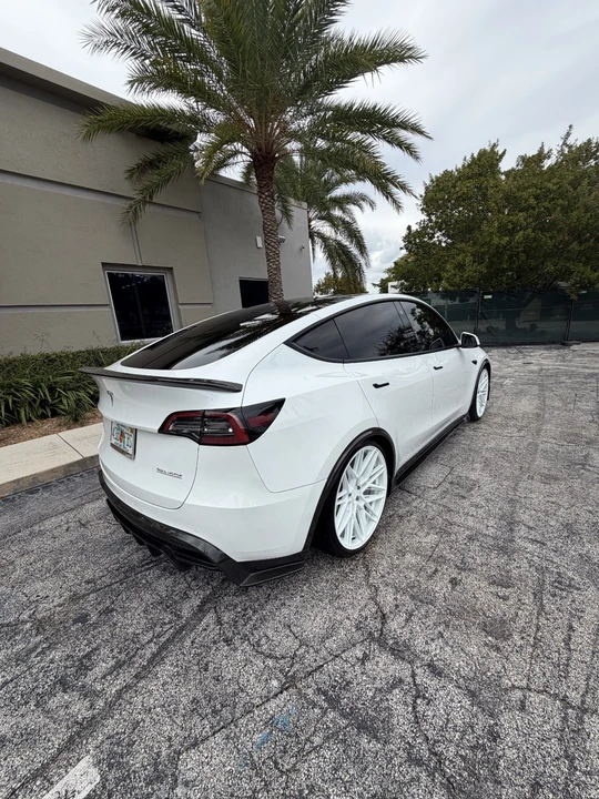 2022 Tesla Model Y - Image 10 of 16