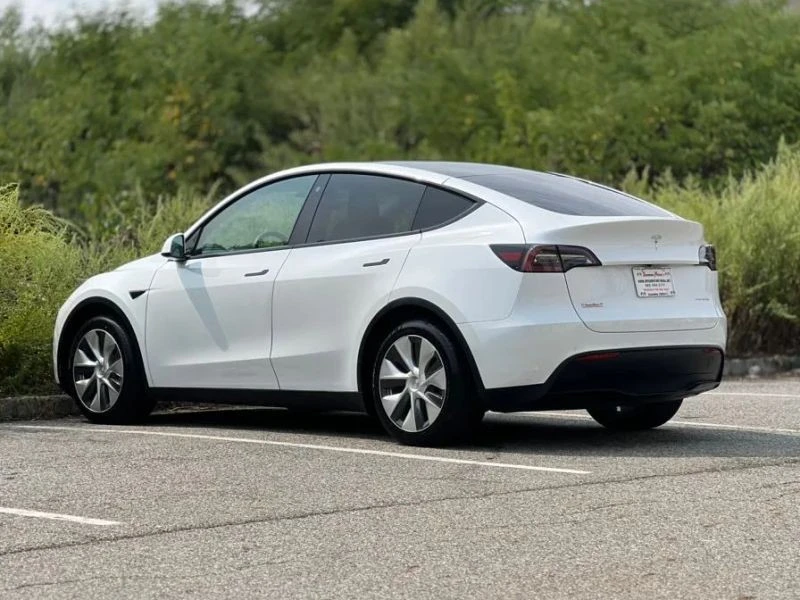 2022 Tesla Model Y - Image 9 of 12