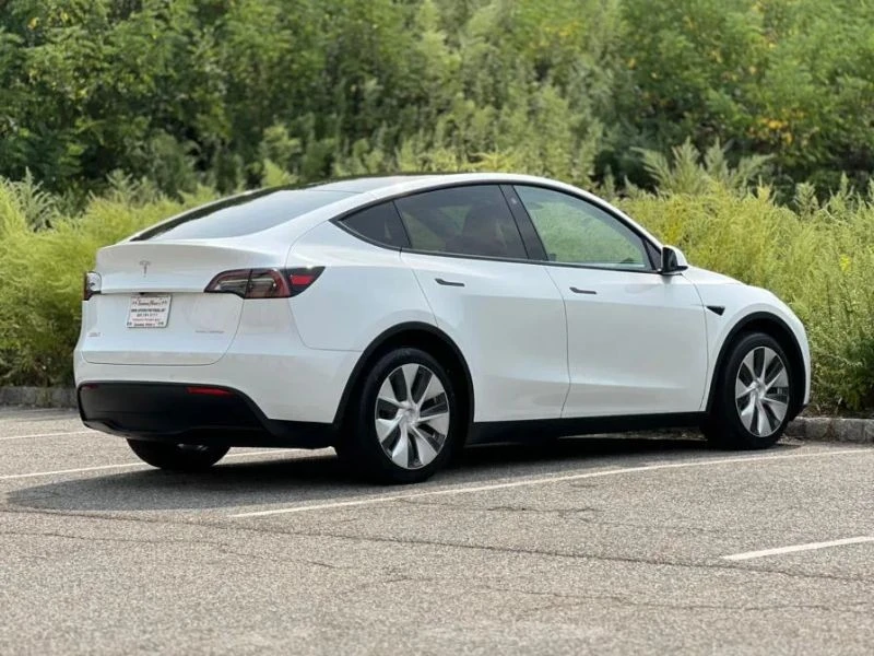 2022 Tesla Model Y - Image 11 of 12