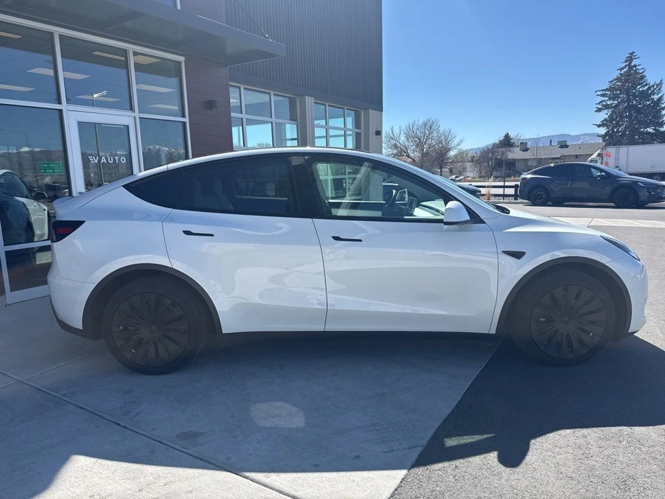 2022 Tesla Model Y - Image 9 of 21