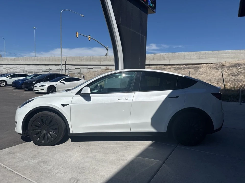 2022 Tesla Model Y - Image 5 of 21