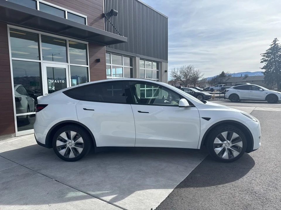 2022 Tesla Model Y - Image 9 of 21