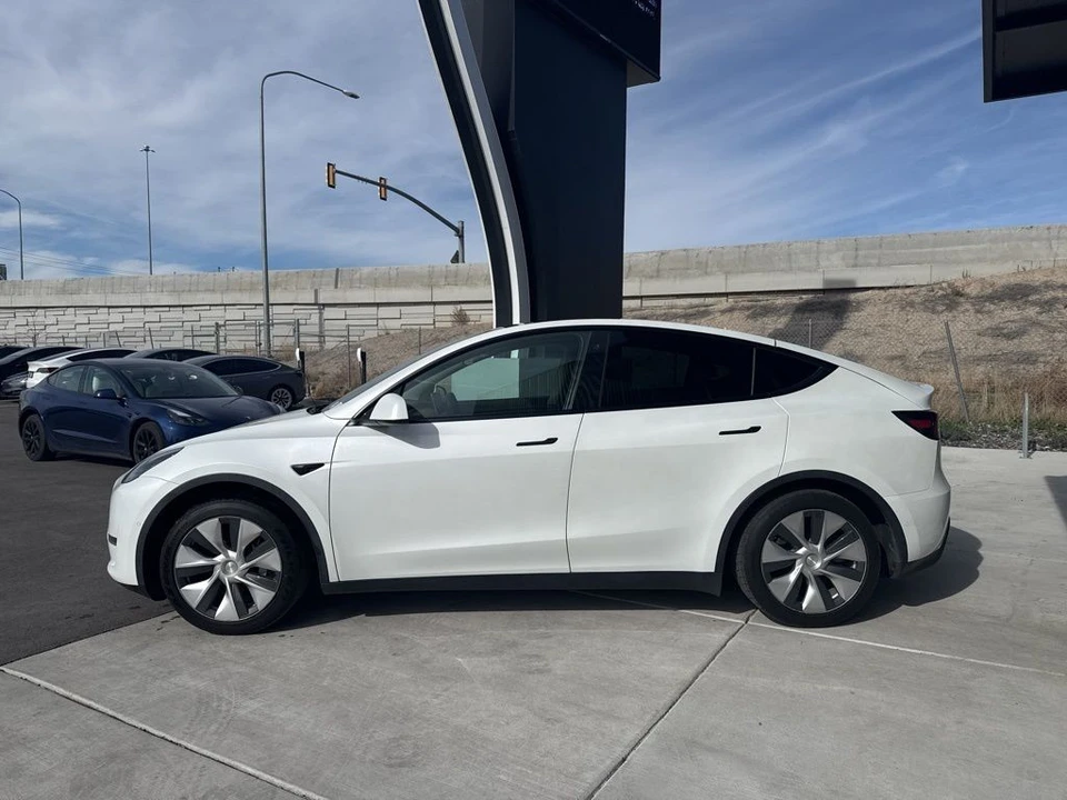 2022 Tesla Model Y - Image 5 of 21