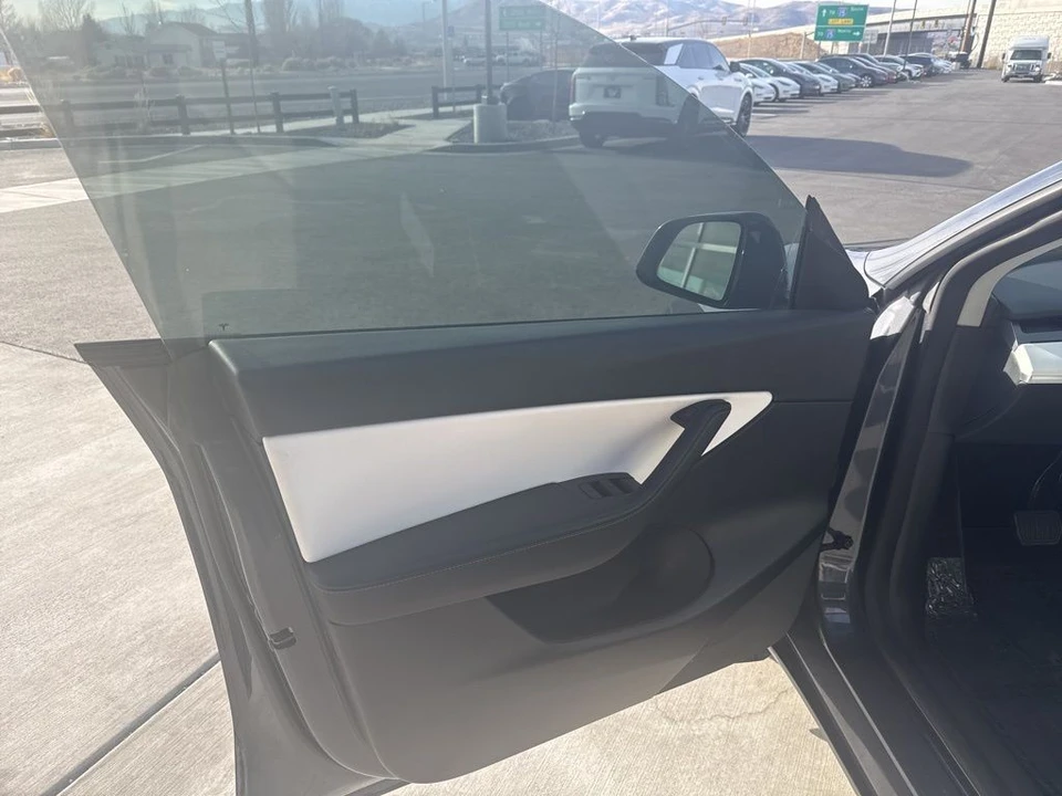 2022 Tesla Model Y - Image 11 of 21