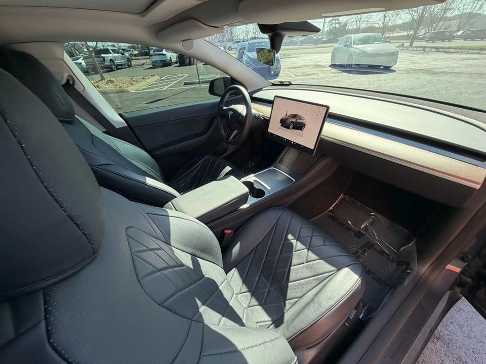 2022 Tesla Model Y - Image 11 of 17