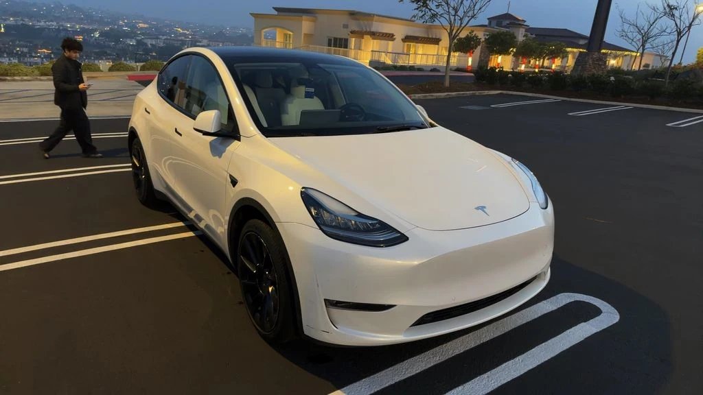 2022 Tesla Model Y - Image 2 of 5