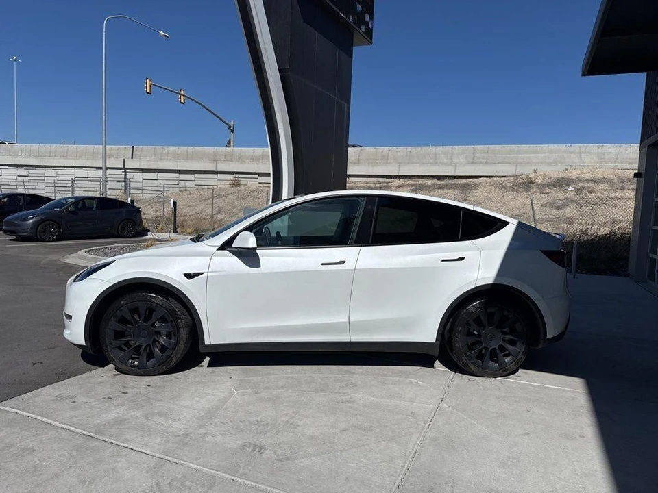 2022 Tesla Model Y - Image 5 of 21
