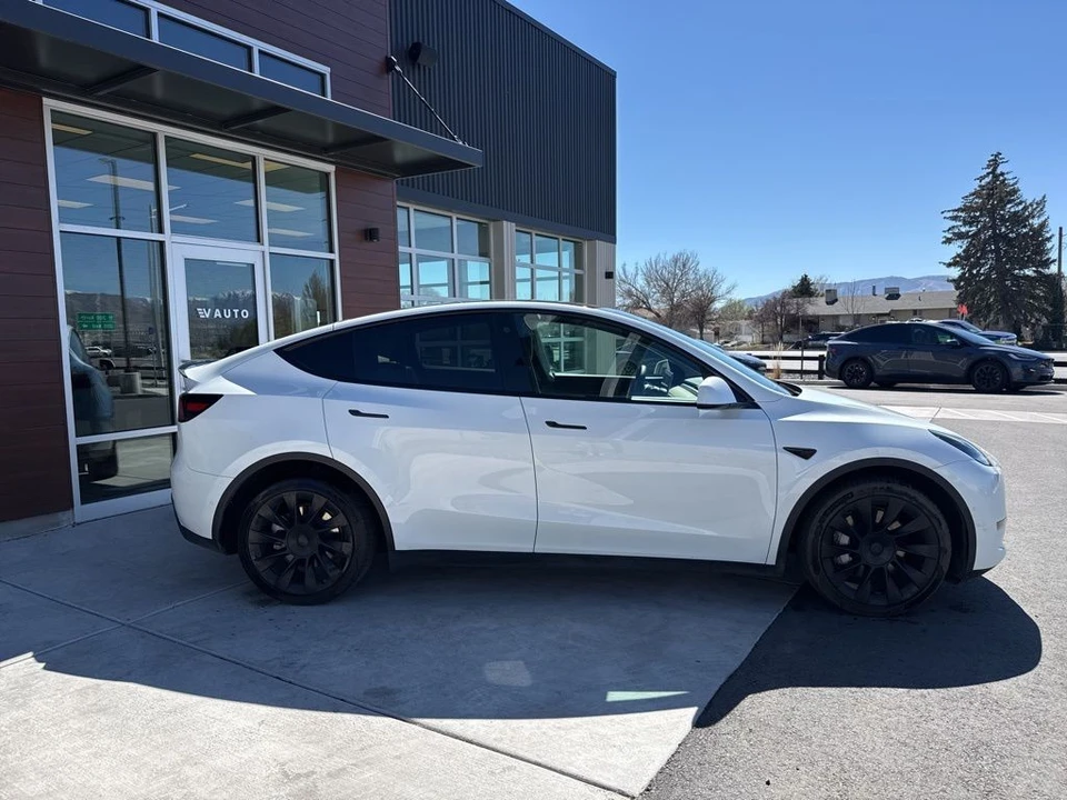 2022 Tesla Model Y - Image 9 of 21
