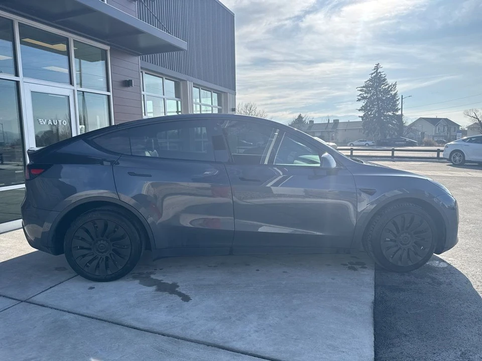 2022 Tesla Model Y - Image 8 of 21