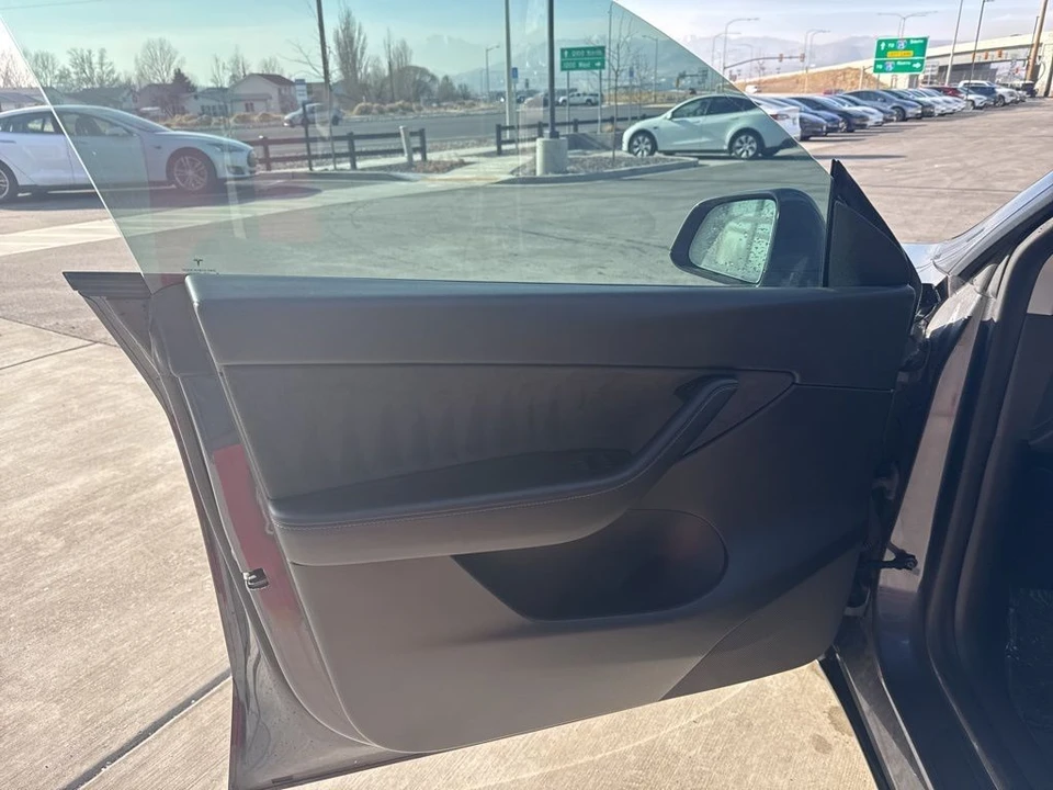 2022 Tesla Model Y - Image 10 of 21