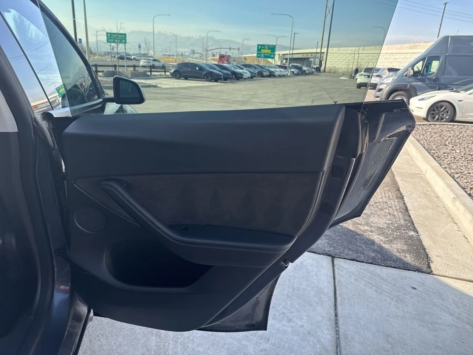 2022 Tesla Model Y - Image 17 of 21