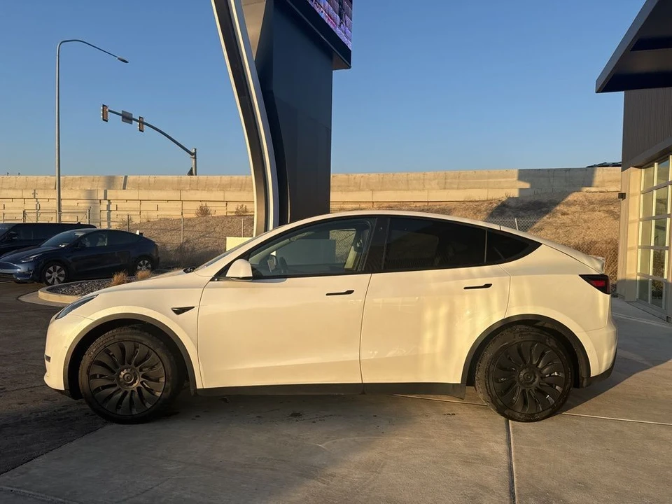 2022 Tesla Model Y - Image 4 of 21
