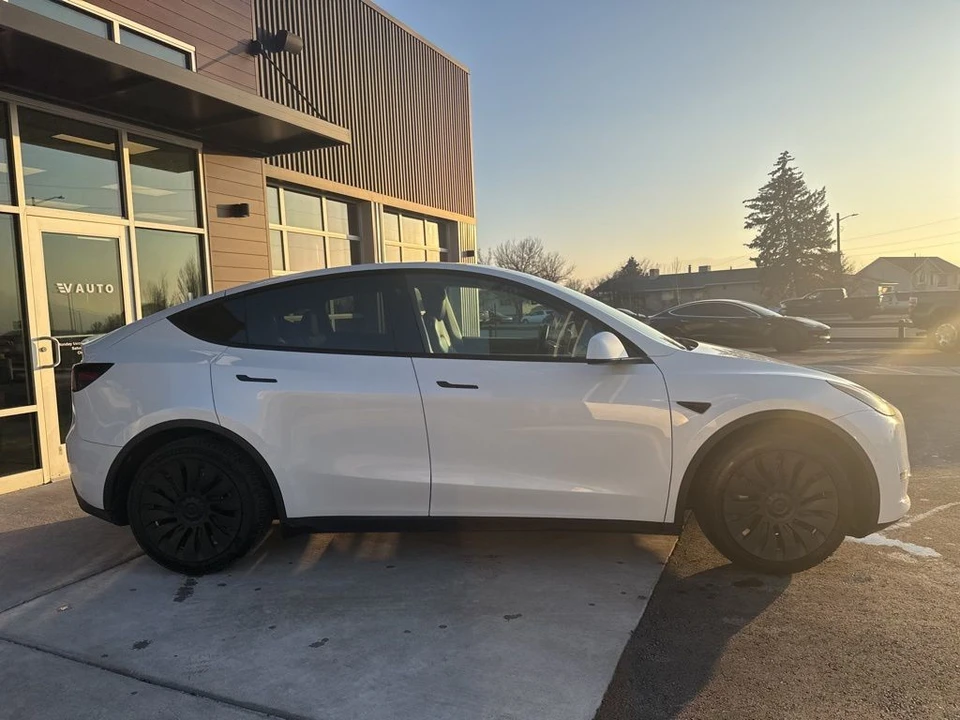 2022 Tesla Model Y - Image 8 of 9