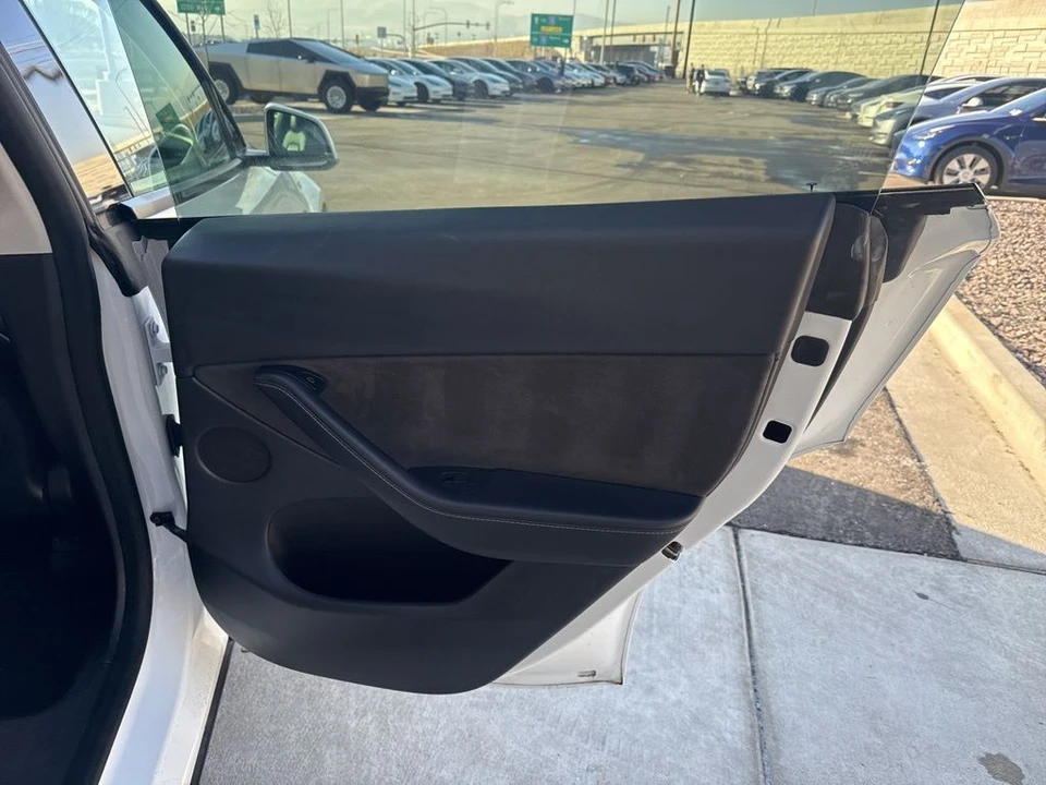 2022 Tesla Model Y - Image 17 of 21