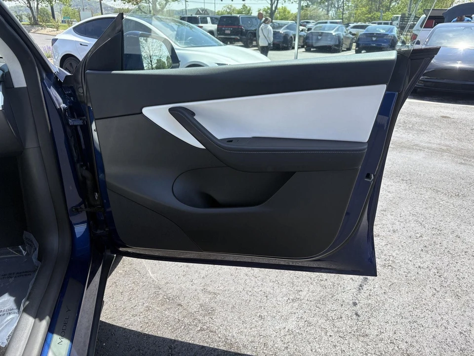 2022 Tesla Model Y - Image 15 of 17