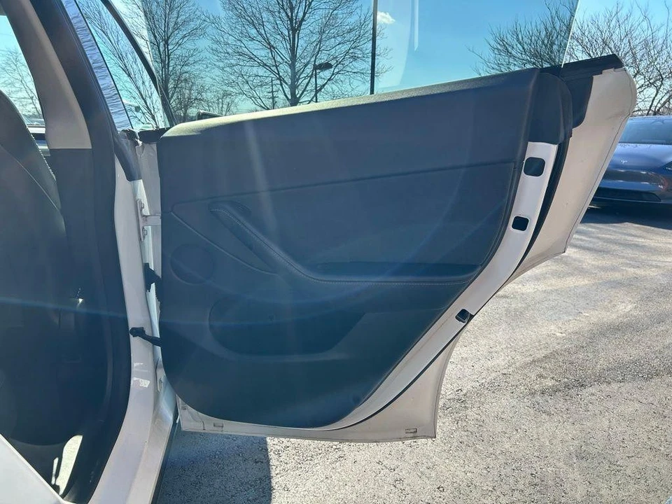 2022 Tesla Model Y - Image 8 of 17